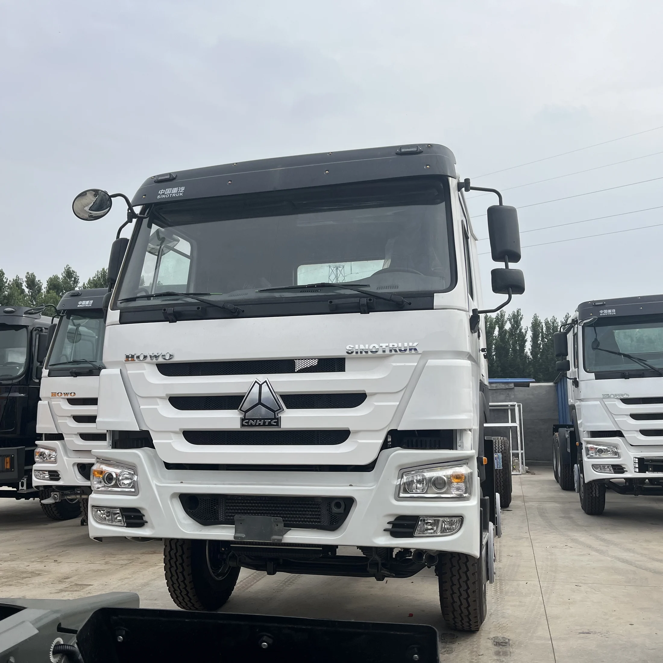 HOWO HW76 8×4 · Front view / 正前方