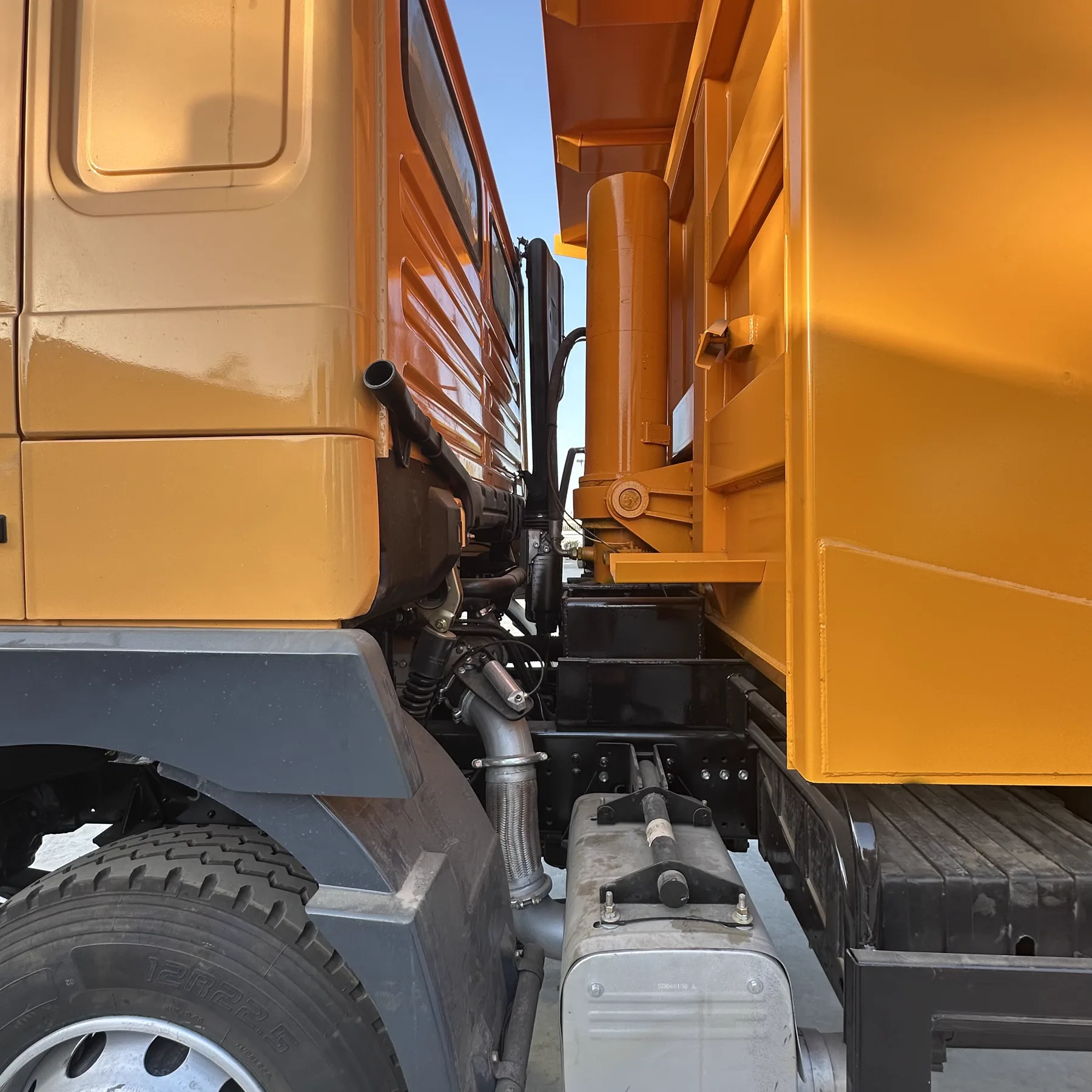 SHACMAN F3000 chassis and exhaust detail