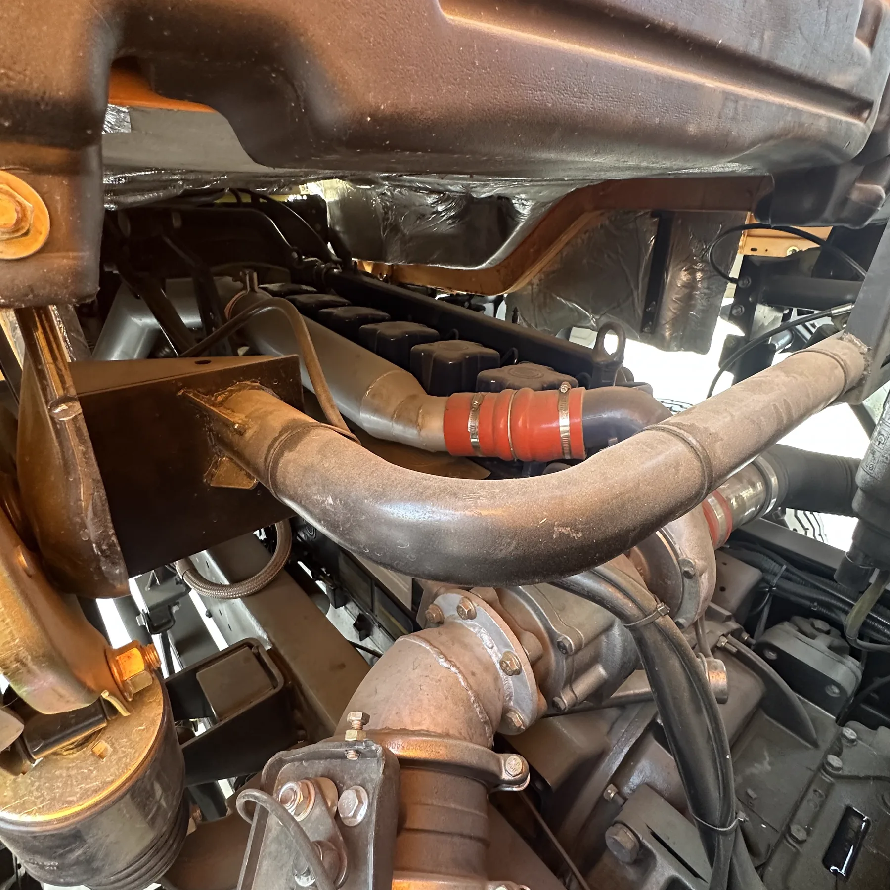 SHACMAN F3000 engine compartment